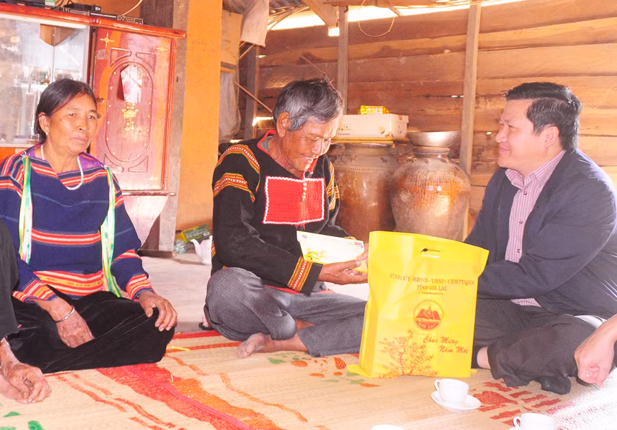 Phó Chủ tịch Thường trực HĐND tỉnh thăm, tặng quà gia đình bà Siu H'Put (xã Ia Yeng, huyện Phú Thiện). Ảnh: Hoành Sơn