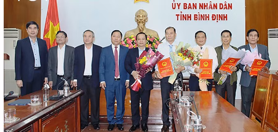 Ông Nguyễn Phi Long (thứ tư từ trái sang), cùng lãnh đạo UBND tỉnh chúc mừng các đồng chí được bổ nhiệm, phân công nhiệm vụ.