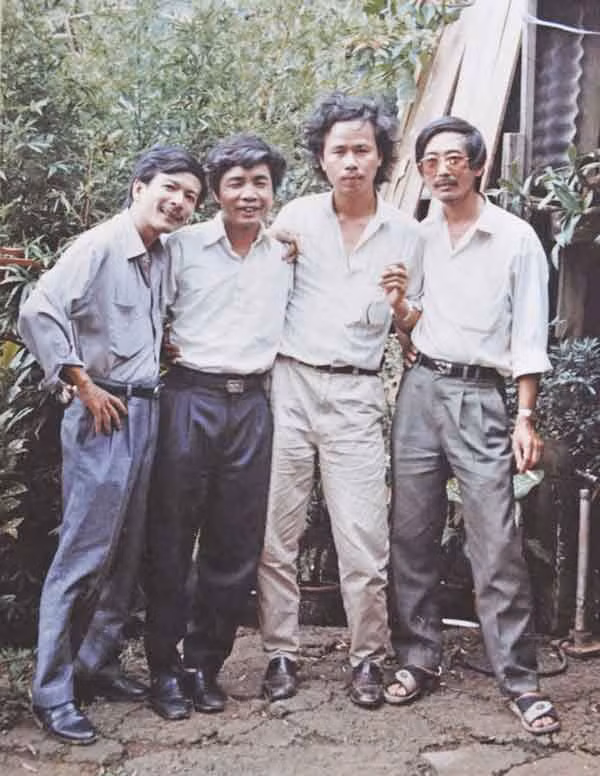 Nhà văn Trung Trung Đỉnh (thứ 2 từ trái sang) cùng các văn nghệ sĩ trong một chuyến đi thực tế tại Gia Lai. Ảnh: Văn Công Hùng