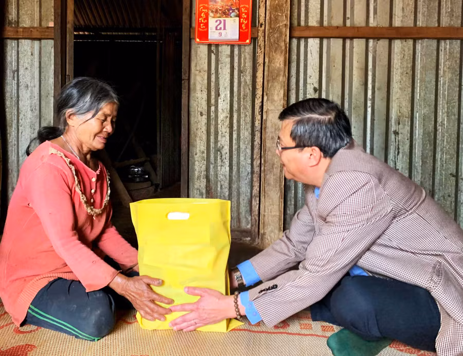 -Đồng chí Thái Thanh Bình thăm, tặng quà gia đình bà Rơ Châm Phih, làng Ó, xã Ia Sao, huyện Ia Grai. Ảnh Như Nguyện