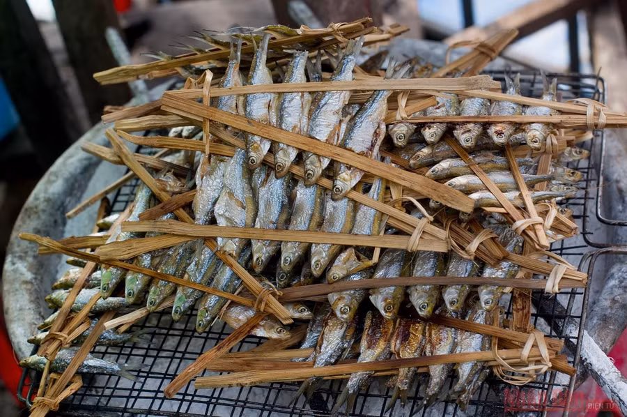 Cá sau khi đánh bắt được làm sạch và phơi nắng. Qua 3-4 bữa nắng, khi đã khô lại, cá được kẹp trên thanh tre rồi nướng trên than hoa cho đến khi vàng rộm, dậy mùi thơm hấp dẫn, dù không cần ướp bất cứ gia vị nào. Khi ăn cá có vị ngọt, thơm, giòn, chắc thịt. Trong tiết trời se lạnh, món cá nướng nồng đậm như chính cái hồn của người dân bao đời gắn bó với hồ, với núi rừng chắc chắn sẽ để lại dư vị khó quên trong lòng khách phương xa. Cá sau khi đánh bắt được làm sạch và phơi nắng. Qua 3-4 bữa nắng, khi đã khô lại, cá được kẹp trên thanh tre rồi nướng trên than hoa cho đến khi vàng rộm, dậy mùi thơm hấp dẫn, dù không cần ướp bất cứ gia vị nào. Khi ăn cá có vị ngọt, thơm, giòn, chắc thịt. Trong tiết trời se lạnh, món cá nướng nồng đậm như chính cái hồn của người dân bao đời gắn bó với hồ, với núi rừng chắc chắn sẽ để lại dư vị khó quên trong lòng khách phương xa.