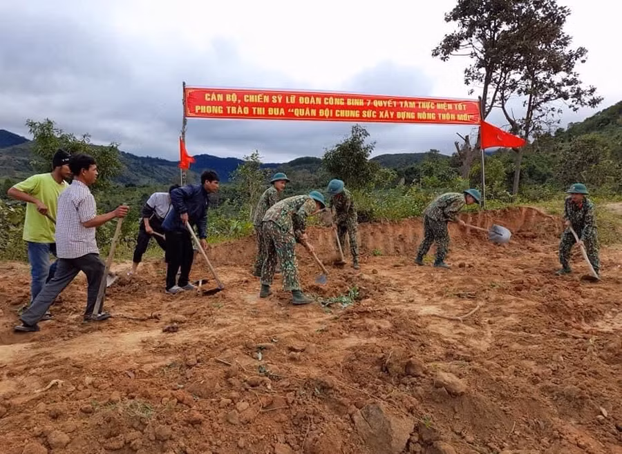 Cán bộ, chiến sĩ Lữ đoàn Công binh 7 giúp người dân xã Hà Ra (huyện Mang Yang) cải tạo tuyến đường làng. Ảnh: Anh Huy