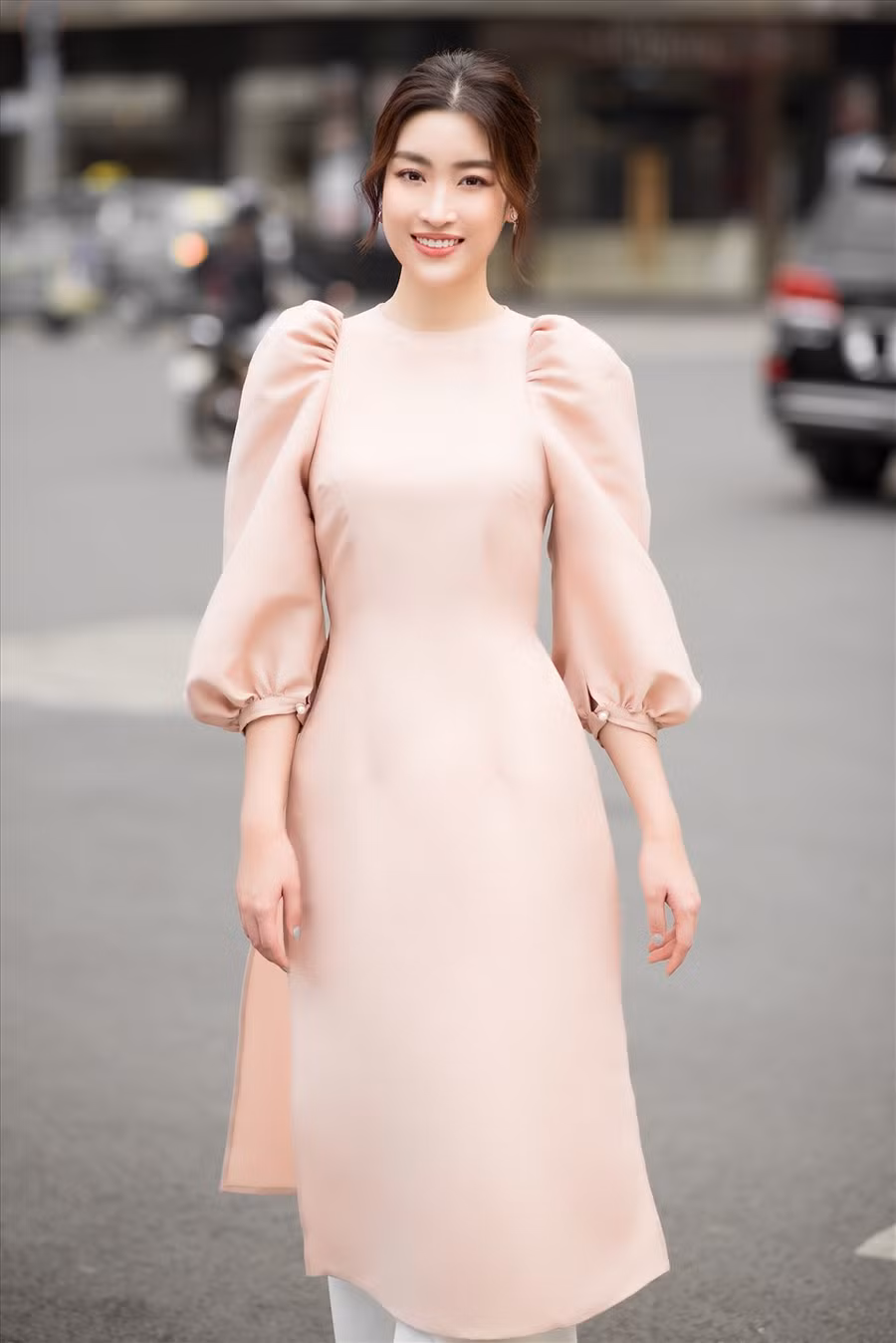 Đây chính là những mẫu áo dài do Hoa hậu Đỗ Mỹ Linh lựa chọn. Cô vừa thử sức với lĩnh vực kinh doanh thời trang. Hướng đi này vừa phù hợp với ngành quản trị kinh doanh và sở thích về thời trang của Hoa hậu Đỗ Mỹ Linh. Ảnh: Quang Đức.