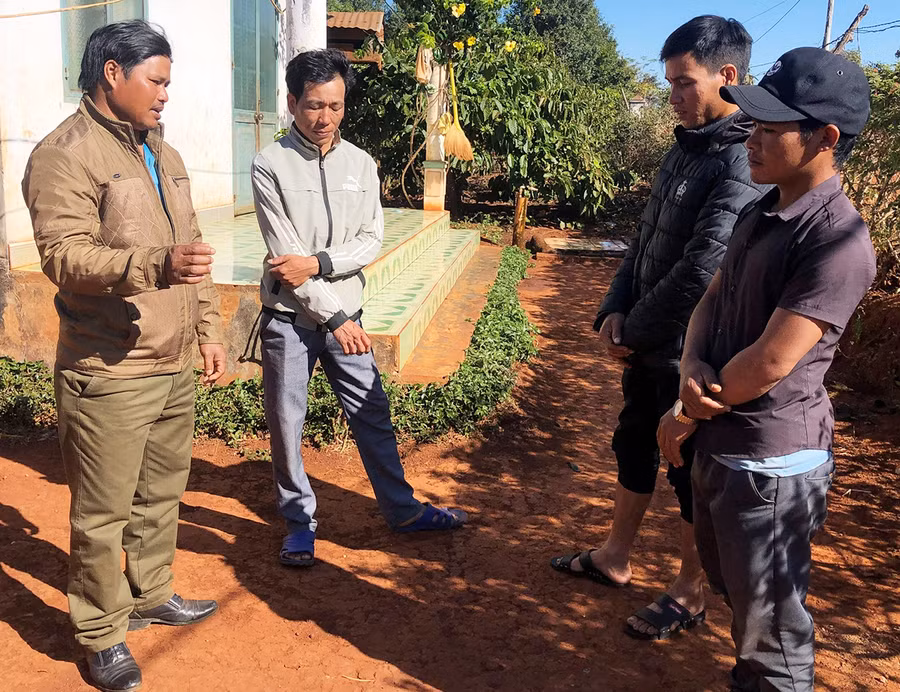  Ông Siu Hnơh (bìa trái; Trưởng thôn Phăm Kleo-Ngol, xã Bar Măih, huyện Chư Sê) trao đổi công việc với thành viên Ban Nhân dân làng. Ảnh: Anh Huy
