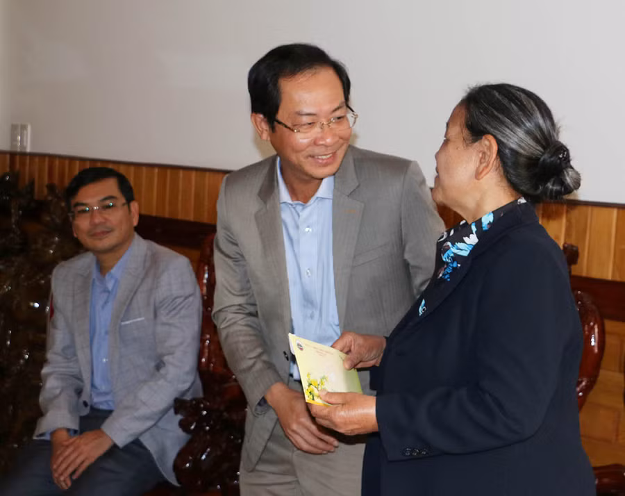 Phó Chủ tịch Thường trực UBND tỉnh tặng quà và chúc sức khỏe đồng chí HNgia. Ảnh: Quang Tấn
