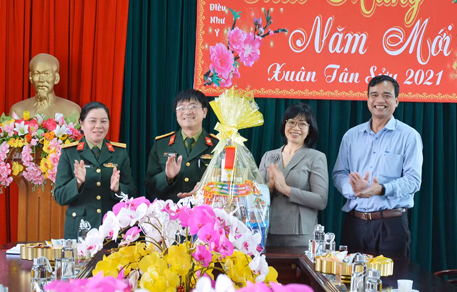Thăm, chúc Tết tại Bệnh viện 15 (Binh đoàn 15). Ảnh: Phương Duyên