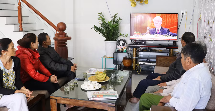 Người dân thôn Tân Bình (xã Tân An, huyện Đak Pơ) theo dõi phiên khai mạc Đại hội đại biểu toàn quốc lần thứ XIII của Đảng. Ảnh: Ngọc Minh
