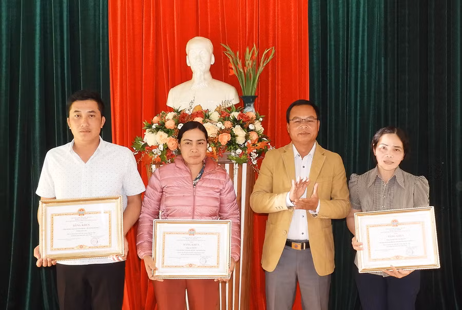  Các tập thể và cá nhân được Ban Thường vụ Hội Nông dân tỉnh tặng bằng khen. Ảnh: Thanh Nhật