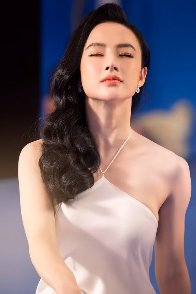 Trong ảnh, Angela Phương Trinh diện áo yếm gợi cảm giúp khoe khéo làn da trắng mịn và lưng trần quyến rũ ẢNH: NVCC