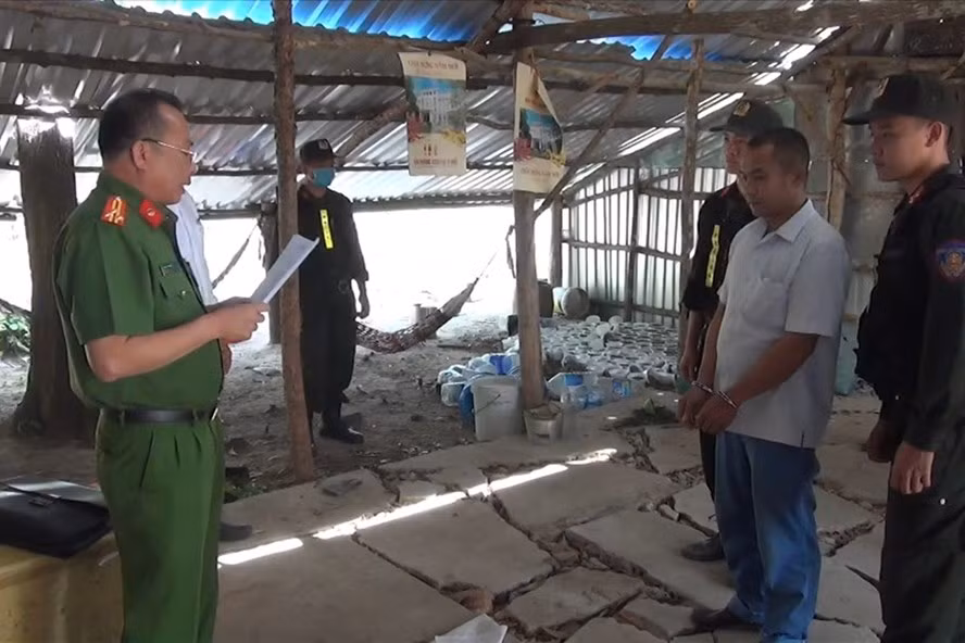Đại diện Cơ quan Cảnh sát điều tra Công an tỉnh Kiên Giang đọc lệnh bắt tạm giam đối với Nguyễn Văn Em tại Phú Quốc. Ảnh: PV