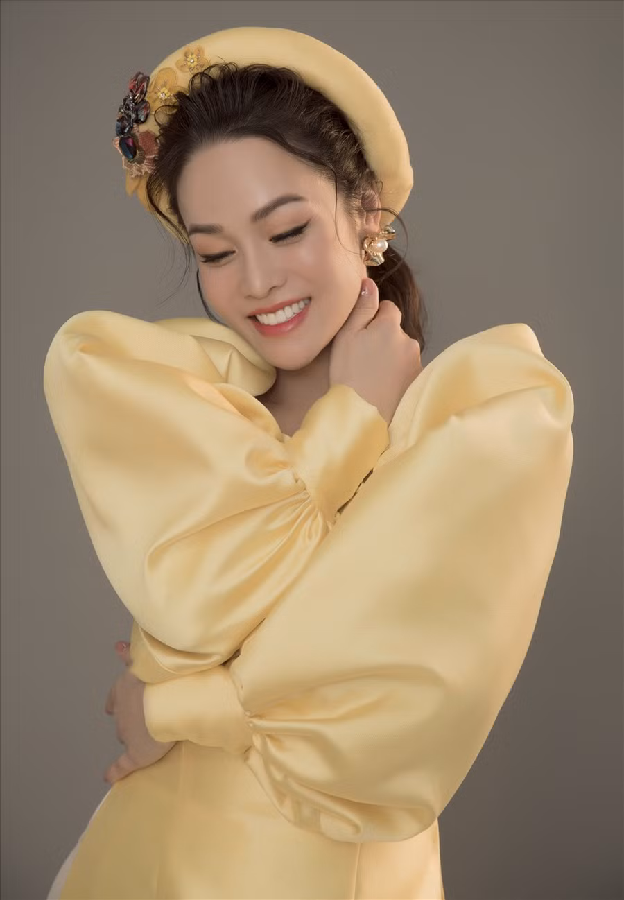 Nữ ca sĩ, diễn viên khoe nhan sắc “gái một con” ngày càng đằm thắm đón chào xuân mới.