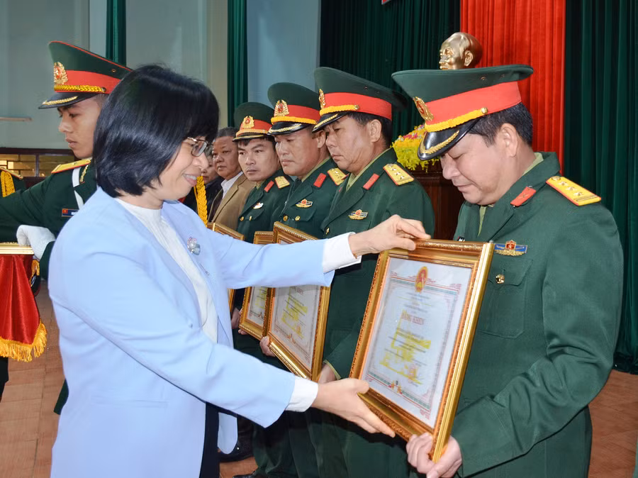  Phó Chủ tịch UBND tỉnh tặng bằng khen cho các cá nhân có thành tích xuất sắc. Ảnh: Vĩnh Hoàng