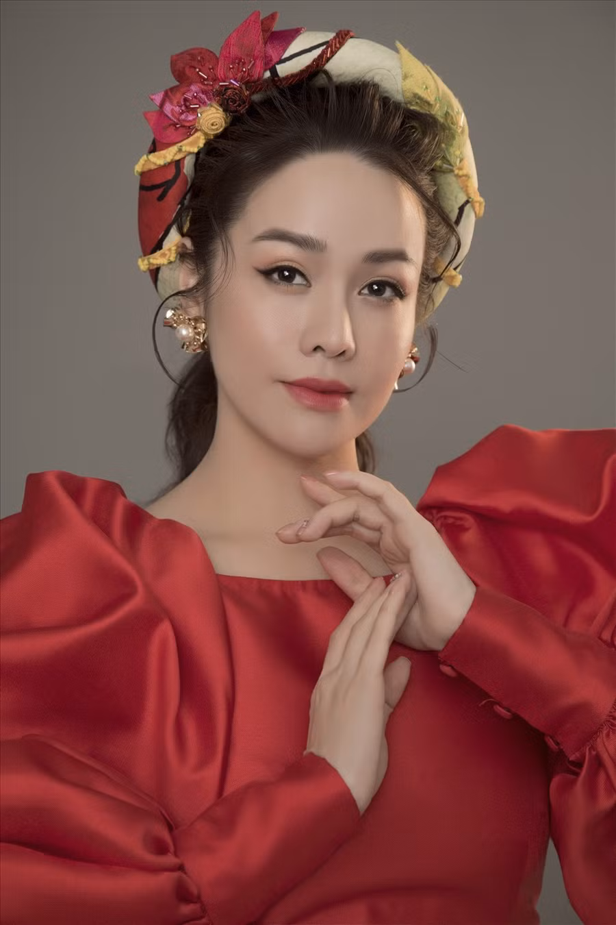 Nhiều năm qua, Nhật Kim Anh tiết lộ cô vẫn trung thành với mái tóc đen dài quen thuộc thế nhưng lần này cô còn cắt thêm kiểu mái thưa để tạo điểm nhấn mới mẻ cho hình ảnh của mình.