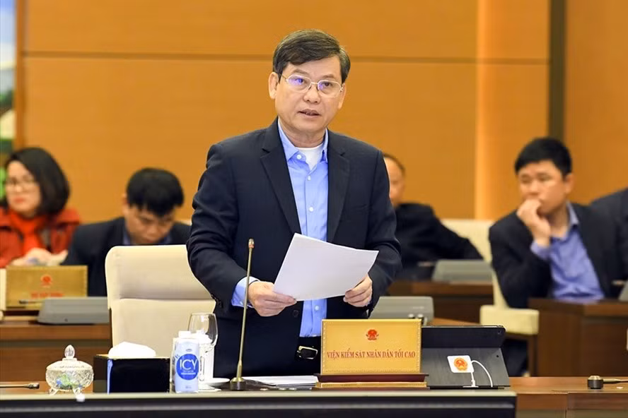 Viện trưởng Viện KSNDTC Lê Minh Trí trình bày Tờ trình. Ảnh QH
