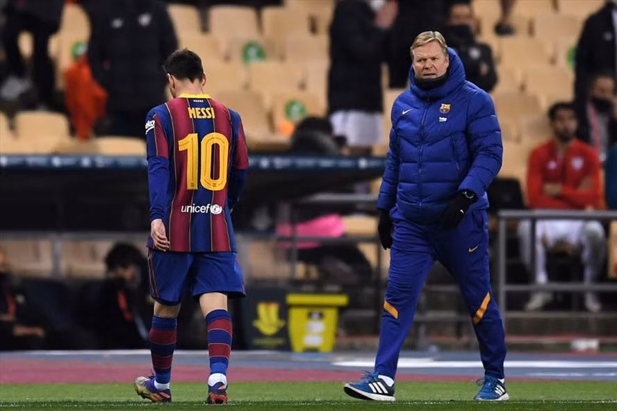 Lionel Messi nhận thẻ đỏ đầu tiên trong màu áo Barcelona. Ảnh: AFP