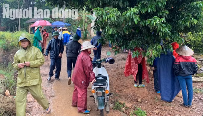 Nhiều người dân bàng hoàng trước sự việc 3 bố con cùng tử vong trong nhà