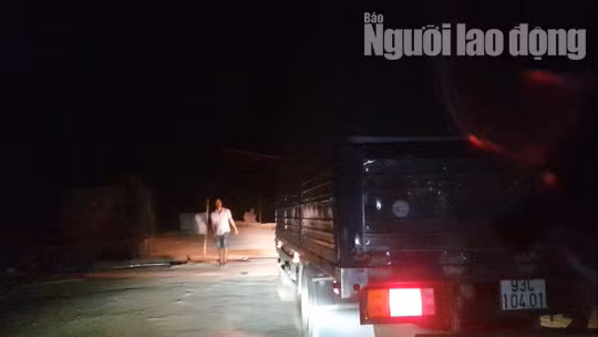 Hàng ngày có hàng chục lượt xe qua cầu đang xây dựng và phải 
