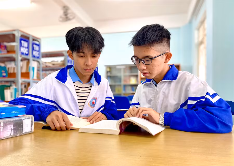 Em Phạm Trần Tuấn Anh (bìa trái) cùng bạn thân Hồ Nhật Anh. Ảnh: Mộc Trà