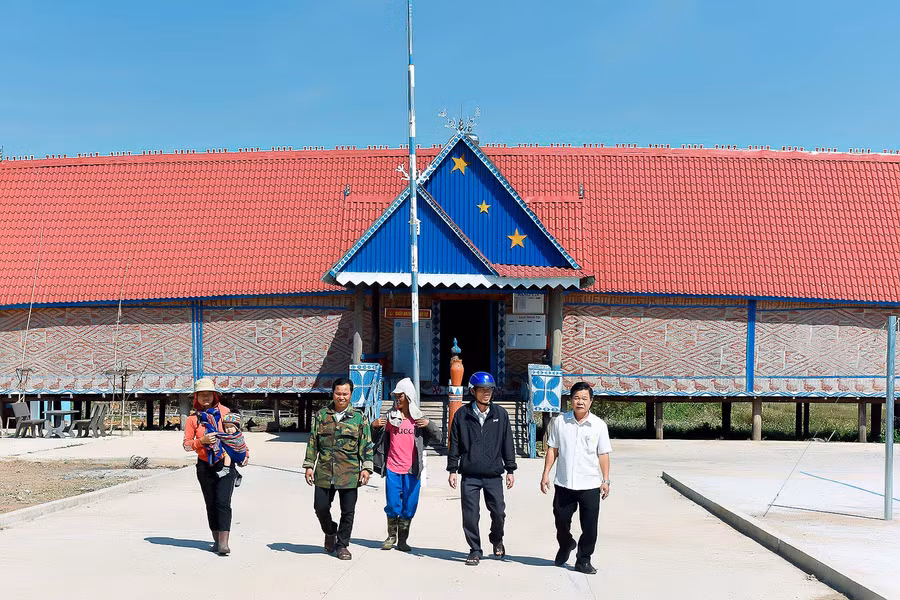 Năm 2020, nhà rông làng Hla Hlang được đầu tư hơn 1,3 tỷ đồng (người dân đóng góp hơn 500 triệu đồng) để nâng cấp khang trang không viên rộng 5000m2 để cho bà con sinh hoạt văn hóa.