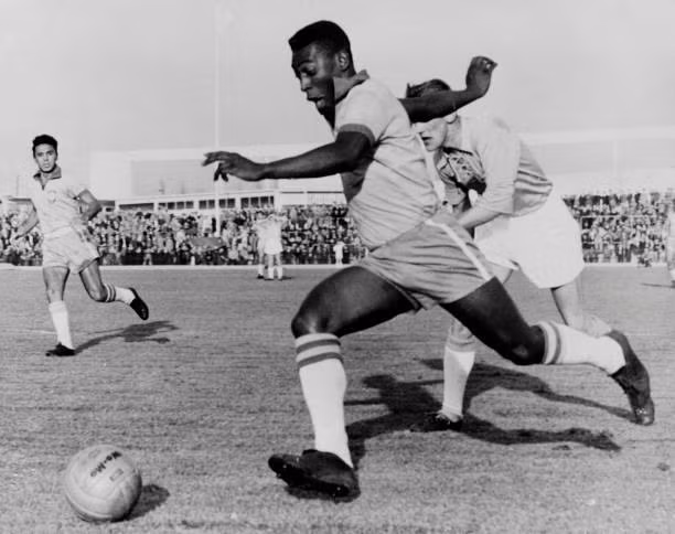 Nhiều bàn thắng của Pele được ghi trong các tour biểu diễn. Ảnh: AFP