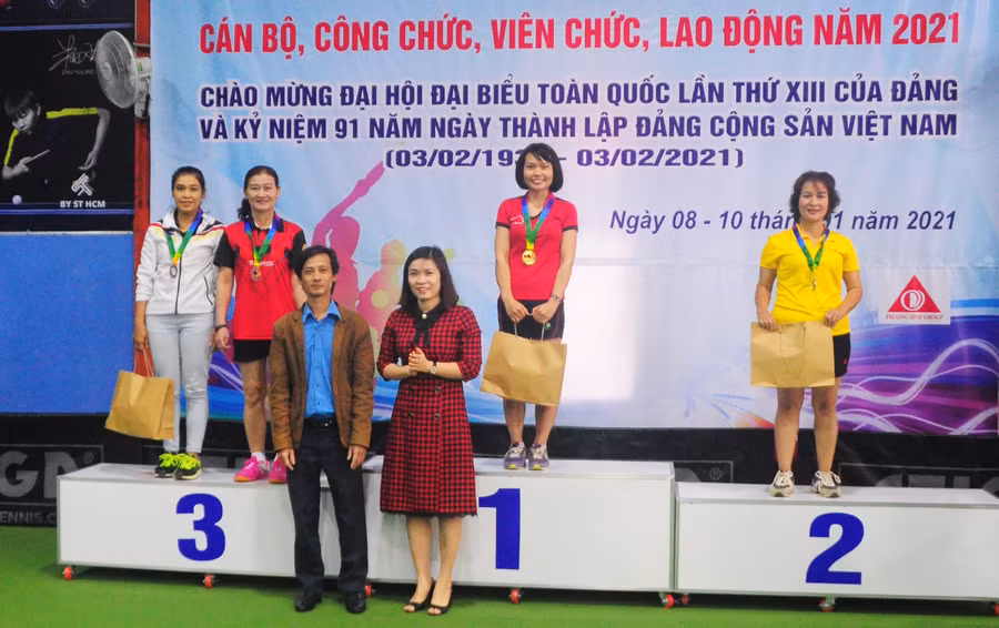 Ban tổ chức trao giải cho các vận động viên ở nội dung đơn nữ. Ảnh: Thiên Di Ban tổ chức trao giải cho các vận động viên đạt giải cao nội dung đơn nữ. Ảnh: Thiên Di