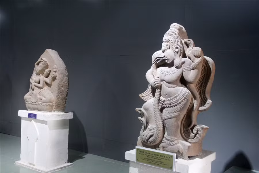  Theo thần thoại Ấn Độ, Garuda là loài chim thần được coi là vua của mọi loài chim và là vật cưỡi của thần Visnu. Phù điêu Garuda 1: có chiều rộng 57cm, dày 23cm, cao 108cm; phù điêu Garuda 2: rộng 69cm, dày 20cm, cao 11cm. Ảnh: N.T