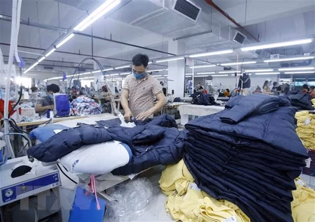  Sản xuất sản phẩm may mặc. (Ảnh: Phạm Kiên/TTXVN)