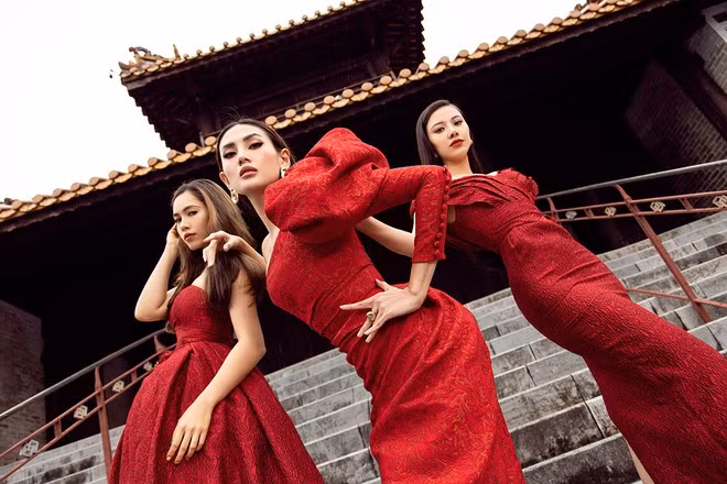 Bên cạnh đó, đội của siêu mẫu Võ Hoàng Yến gây ấn tượng với các thiết kế màu đỏ nổi bật. Đội của cô cũng có khá nhiều lợi thế hơn khi được chọn những trang phục váy xòe, đồng thời, nữ siêu mẫu cũng có nhiều kinh nghiệm trong việc tạo dáng chụp ảnh thời trang ẢNH: BTC