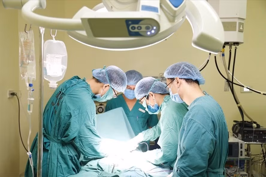 Một ca phẫu thuật cho bệnh nhân ung thư tại Bệnh viện K. Ảnh: BVCC