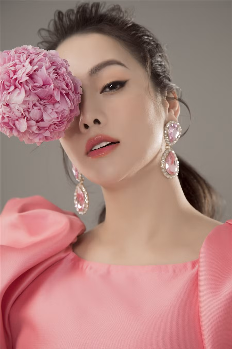 Trong suốt nhiều năm hoạt động nghệ thuật, bên cạnh các bộ phim ăn khách, cô còn ghi dấu ở vai trò ca sĩ với nhiều bản hit.