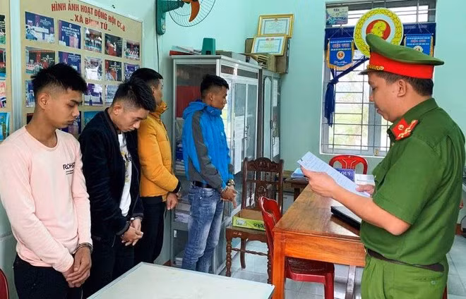 Công an đọc lệnh khởi tố, bắt giam các bị can khống chế các con bạc để cướp vàng và xe ô tô. ẢNH: NAM THỊNH Công an đọc lệnh khởi tố, bắt giam các bị can khống chế các con bạc để cướp vàng và xe ô tô. ẢNH: NAM THỊNH