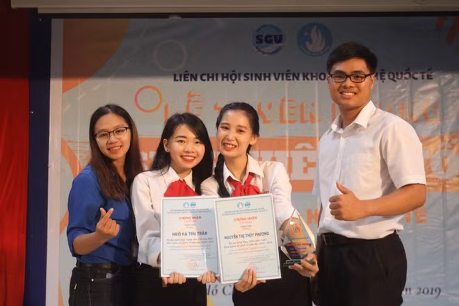 Ngô Hà Thu Trân (thứ 2 từ trái qua) là sinh viên 5 tốt cấp trường