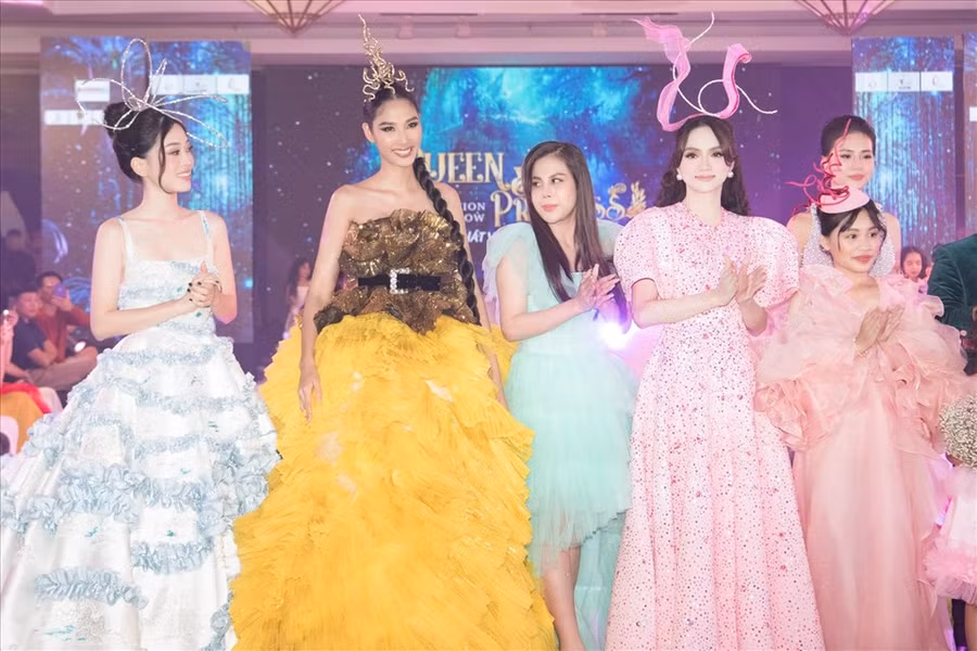Trong một khung hình, Hương Giang và Hoàng Thùy cùng đọ sắc chung trên sàn diễn. Nếu Hoàng Thùy toát lên vẻ quyến rũ, cá tính thì Hương Giang được khen ngợi đằm thắm. Ảnh: NSCC.