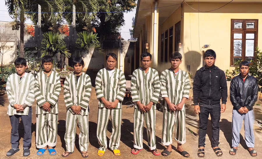  8 đối tượng tham gia đánh bầu cua đã bị tạm giam. Ảnh: Văn Ngọc