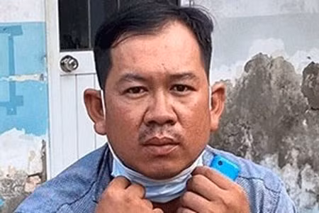 Đối tượng đưa 38 người từ tàu cá vào đất liền tại cơ quan chức năng. Ảnh: Lê Khoa