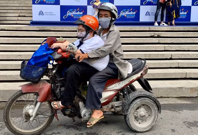Cha con Tuấn trong ngày nhận bằng đại học, với ông Tiến, từ nay bớt đi một nỗi lo khi con đã trưởng thành hơn Cha con Tuấn trong ngày nhận bằng đại học, với ông Tiến, từ nay bớt đi một nỗi lo khi con đã trưởng thành hơn