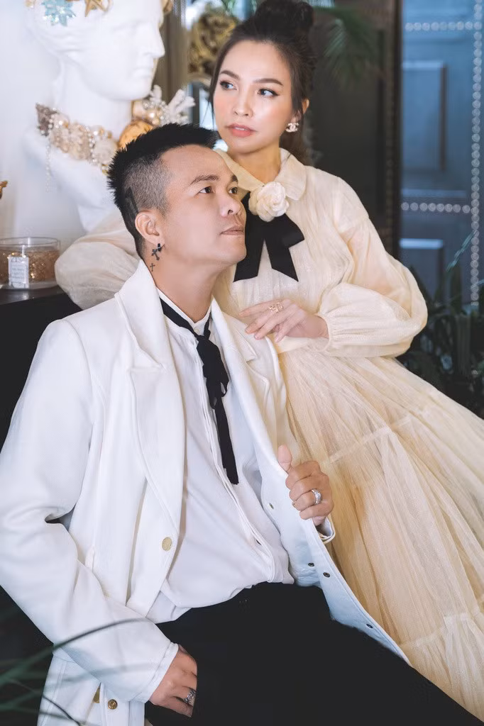 Trong bộ ảnh mới, Hiền Thục gây ấn tượng với vẻ đẹp nữ tính, gương mặt đậm nét u buồn.