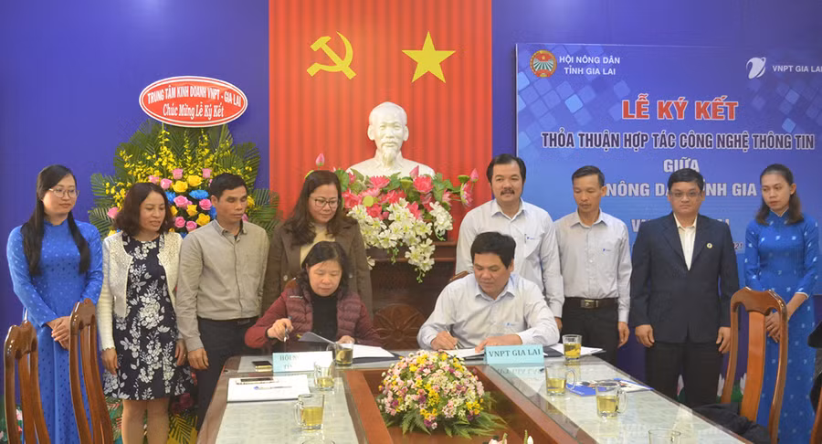  Bà Chu Thị Thu Hương-Phó Chủ tịch Hội Nông dân tỉnh(ngôi bên trái) và ông Lương Mười-Giám đốc VNPT Gia Lai(ngồi bên phải) cùng ký kết thỏa thuận hợp tác công nghệ thông tin. Ảnh: Hoàng Cư