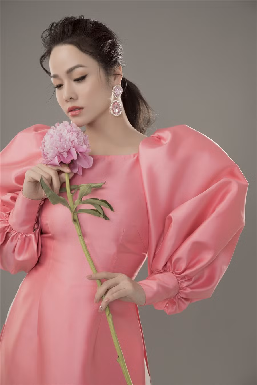 Dù đã là một nghệ sĩ nổi tiếng và đạt được nhiều thành công trong sự nghiệp thế nhưng Nhật Kim Anh tiết lộ cô rất ít khi thay đổi phong cách cho bản thân, thay vào đó cô luôn trung thành với hình ảnh mộc mạc, giản dị.