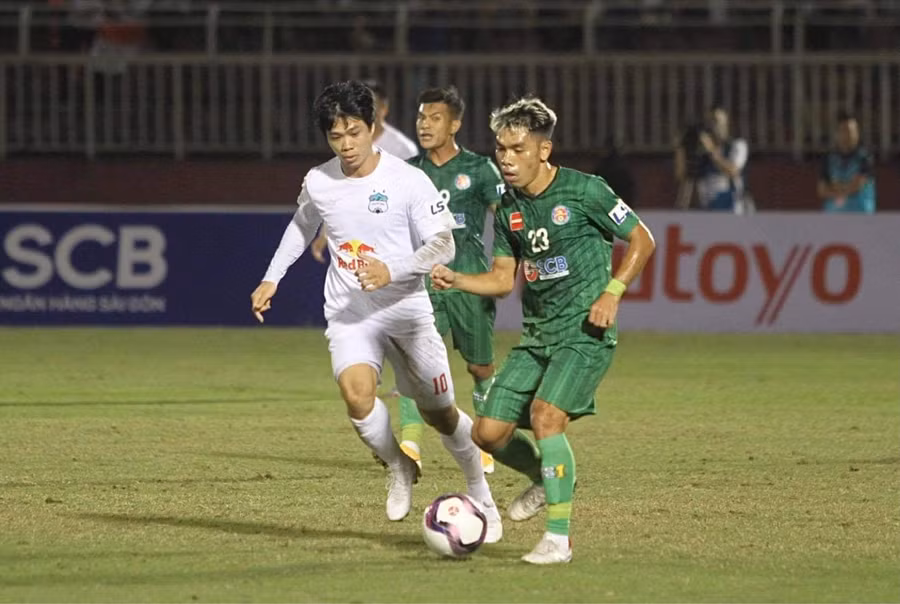 Công Phượng (trái) đã có một trận đấu nhạt nhòa Ảnh: Nguyễn Đăng