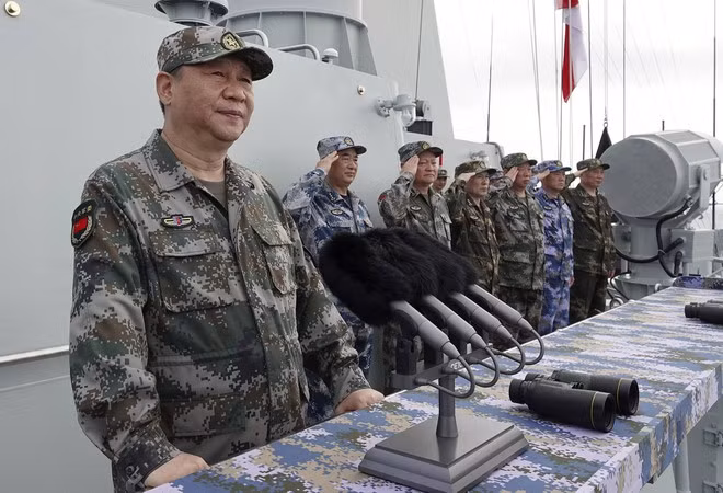  Chủ tịch Trung Quốc Tập Cận Bình duyệt binh hải quân vào năm 2018 - Ảnh: Reuters