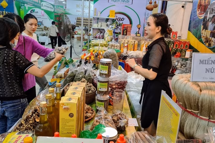 Trong bối cảnh dịch bệnh COVID-19 diễn biến phức tạp và thiên tai gây thiệt hại nặng nề, dự báo nguồn hàng phục vụ Tết vẫn dồi dào, bình ổn giá. Ảnh: Vũ Long