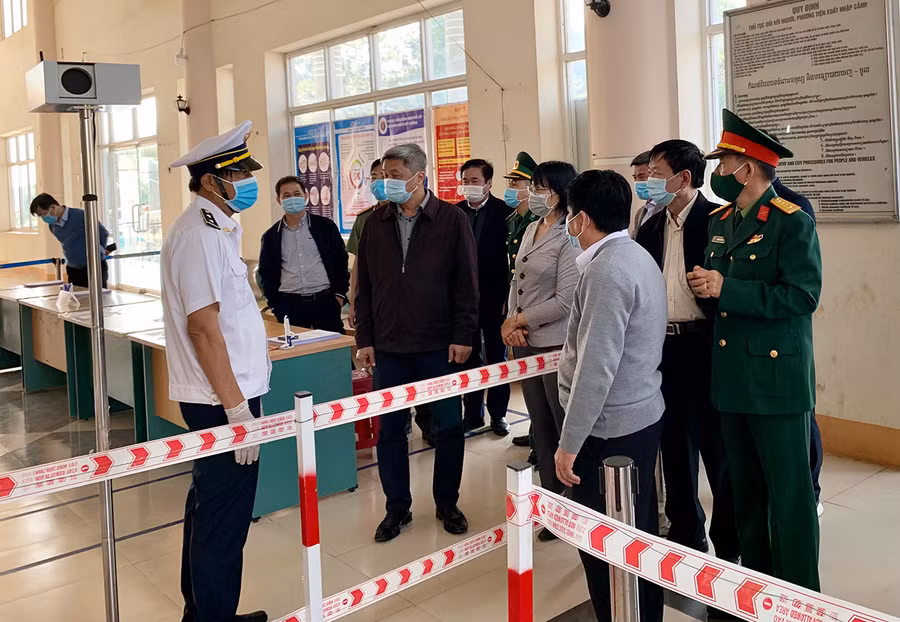 Kiểm tra thực tế tại Cửa khẩu Quốc tế Lệ Thanh. Ảnh: Như Nguyện Quang cảnh buổi làm việc giữa đoàn kiểm tra với Ban Chỉ đạo phòng-chống dịch Covid-19 tỉnh. Ảnh: Như Nguyện