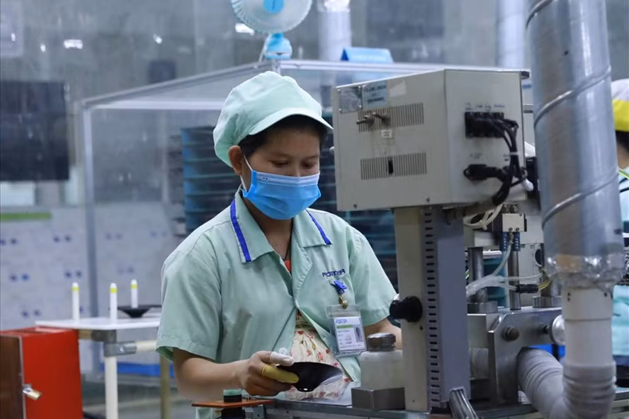 Lao động nữ nuôi con dưới 1 tuổi có thể vẫn được trả thêm tiền lương theo công việc đã làm trong thời gian được nghỉ. Ảnh minh hoạ: Hải Nguyễn