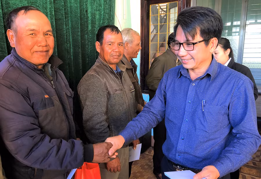  Lãnh đạo huyện Đak Đoa tặng quà người uy tín gặp khó khăn do thiên tai, hỏa hoạn và đau ốm. Ảnh: Đinh Yến