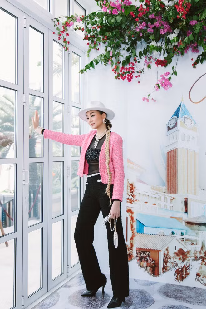 Chị đại của Mỹ nhân kế mặc chiếc áo đen mỏng tang phối cùng áo khoác dáng lửng vải tweed, gam hồng đậm chất nữ tính. Bên cạnh đó mẫu túi cầm tay, giày, dây chuyền, khuyên tai của Chanel cũng được Thanh Hằng mix-match ăn ý tạo nên sự hài hòa cho set đồ ẢNH: NVCC