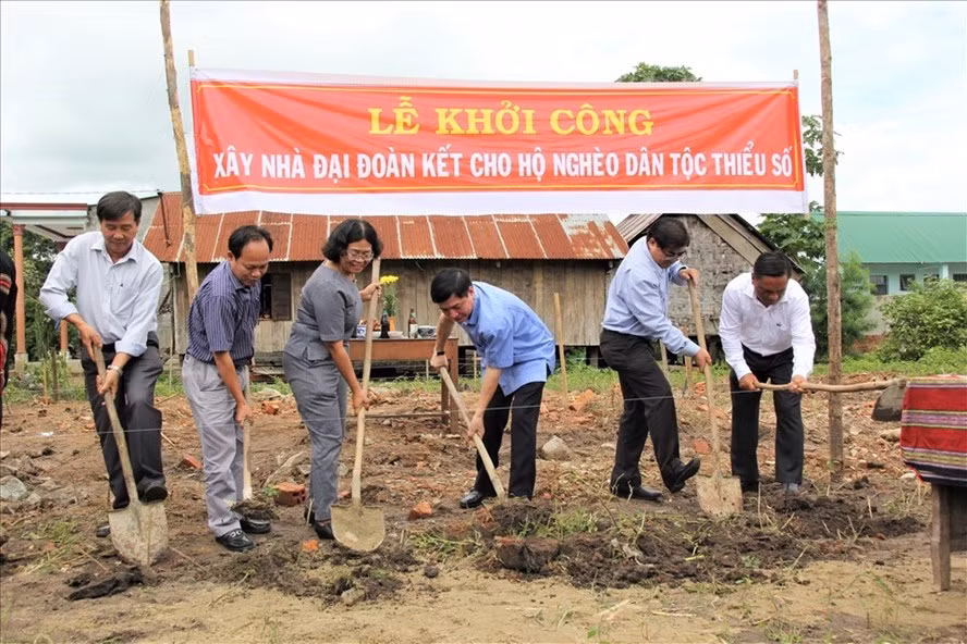 Đoàn công tác Thường trực Tỉnh ủy Đắk Lắk do Uỷ viên Trung ương Đảng, Bí thư Tỉnh ủy Bùi Văn Cường làm Trưởng đoàn làm lễ khởi công, xây tặng nhà đại đoàn kết cho hộ gia đình nghèo đồng bào dân tộc thiểu số có công với cách mạng ở địa bàn huyện Lắk. Ảnh: Bảo Trung