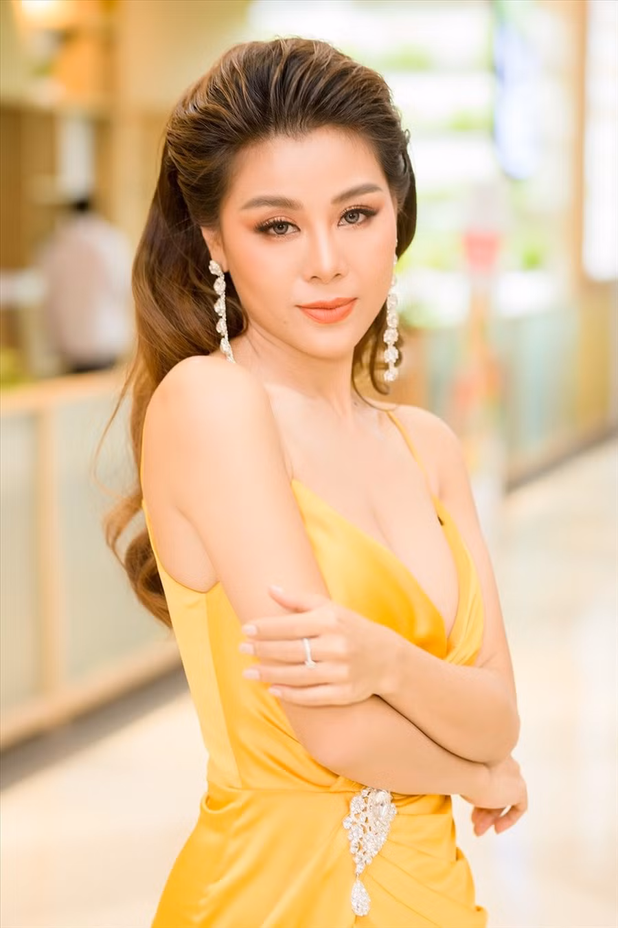 Đồng thời, nữ diễn viên nói thêm: “Bản thân Thư ý thức được việc mình là người nghệ sĩ nên dù có lựa chọn trang phục gợi cảm thì vẫn sẽ nằm trong chừng mực cho phép. Tôi đã rất vất vả để có thể xây dựng hình ảnh, tên tuổi như hiện tại nên sẽ không dại dột đến mức xoá bỏ tất cả chỉ vì một lần hớ hênh trên thảm đỏ“.