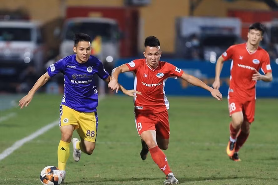 Câu lạc bộ Hà Nội và Viettel sẽ có thêm thời gian chuẩn bị trước khi V.League 2021 trở lại. Ảnh: H.A
