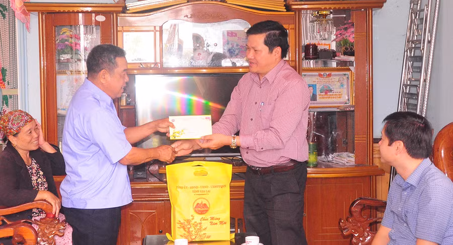 Ông Trương Văn Đạt thăm, tặng quà gia đình ông Trịnh Văn Lịch (xã Chôh Pơnan, huyện Phú Thiện). Ảnh: Hoành Sơn